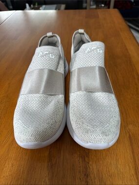 APL women’s ultra lightweight running shoe. Size 8. Tech loom Bliss.